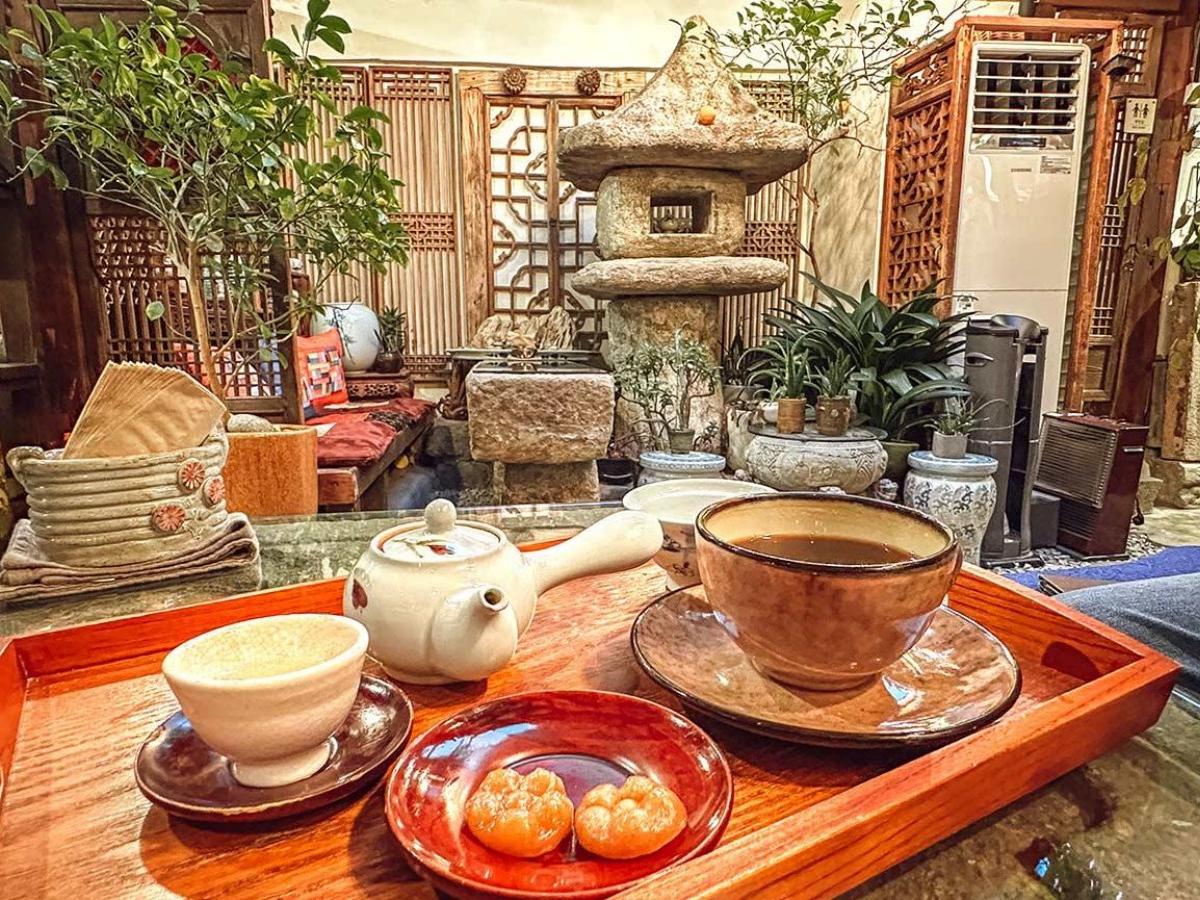Street-style restaurants with modern creativity