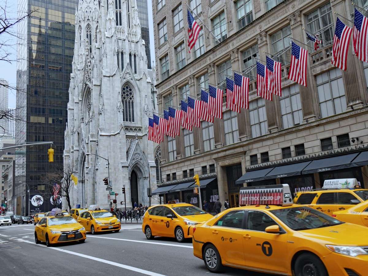 From Mansion District to Luxury Street, Fifth Avenue in the Transformation of History