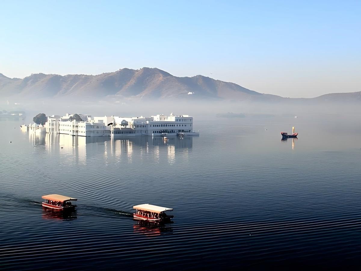 Lake Pichola Cruise: Getting close to the lake and enjoying the view from multiple angles