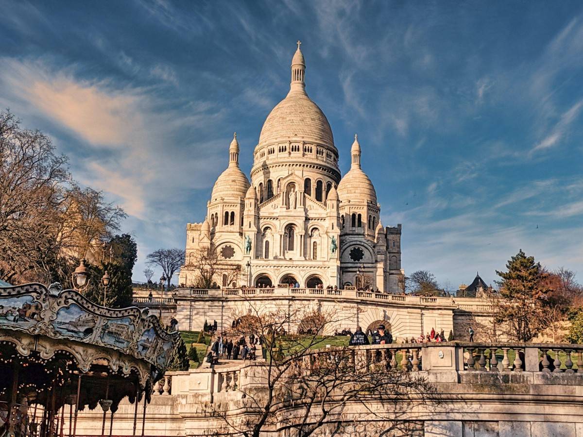 Visit the interior of the church: Appreciate the beauty of religious art