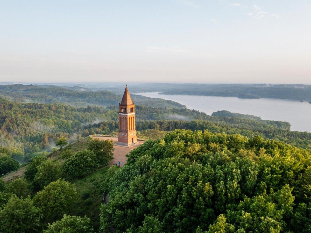 Summer (June-August): The most vibrant season, a paradise for families and outdoor enthusiasts