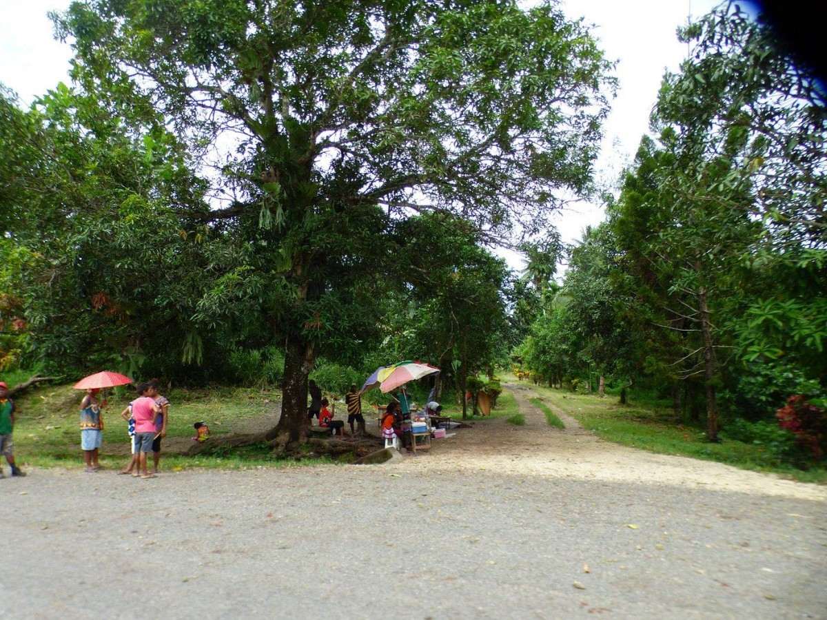 The boundary with the village: respect is the best way to enter