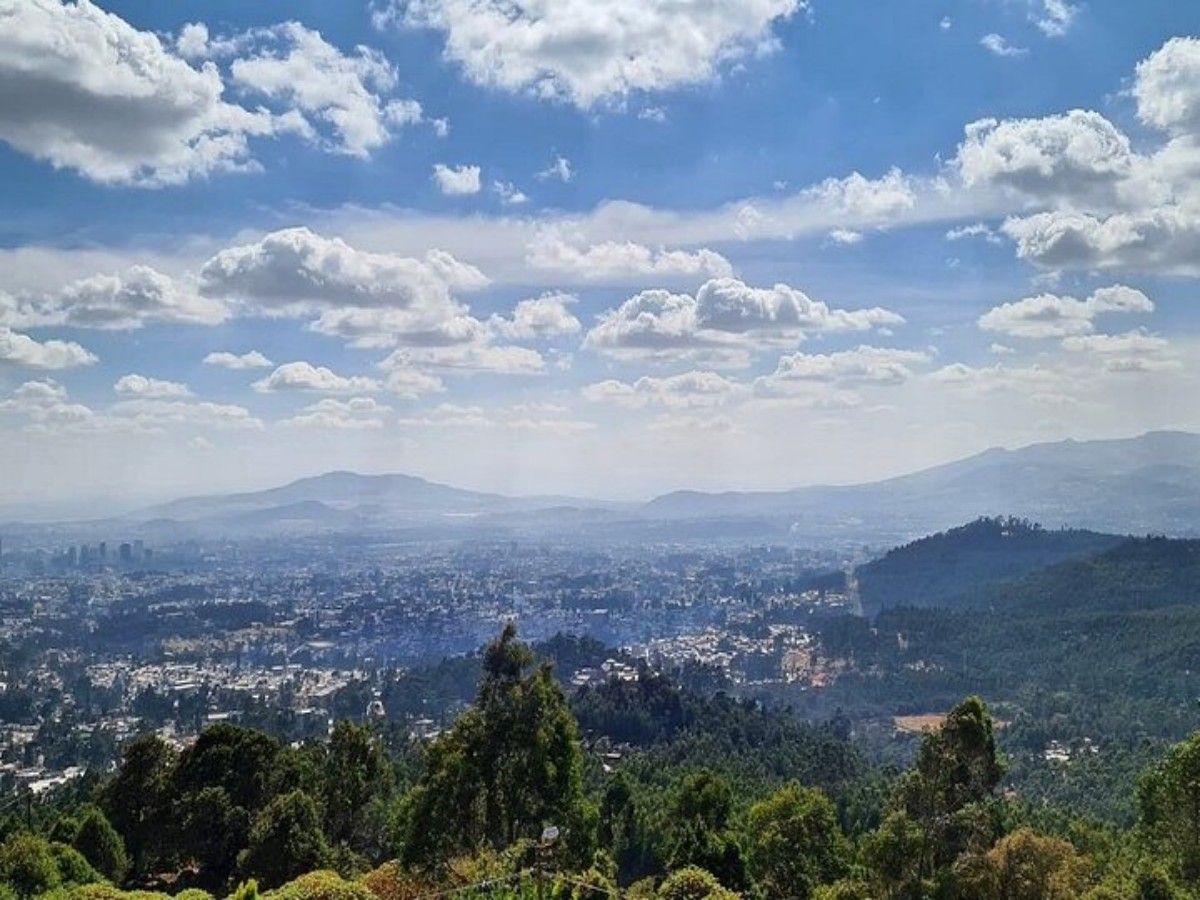 Touching the clouds: the vast view of the top of the mountain