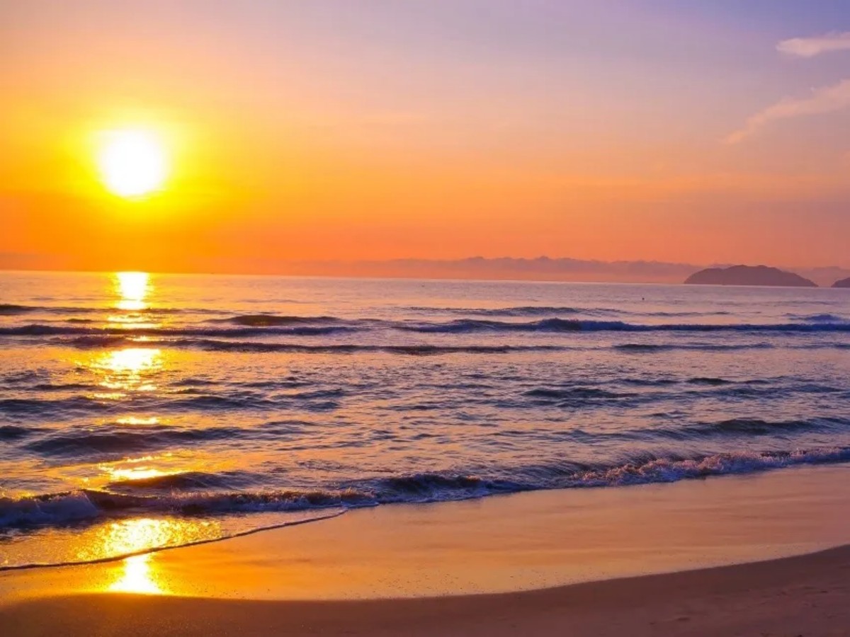 The sea breeze blows gently: stroll along the coastline and feel the romantic atmosphere