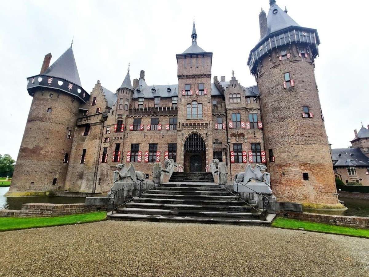 Ticket purchase and admission: Start your castle tour