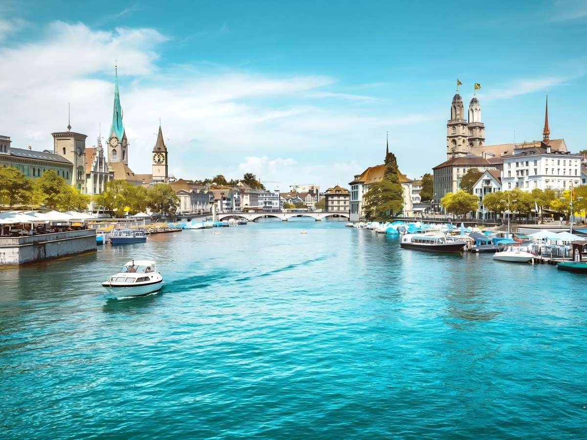 Boat cruises: an alternative way to travel on the lake
