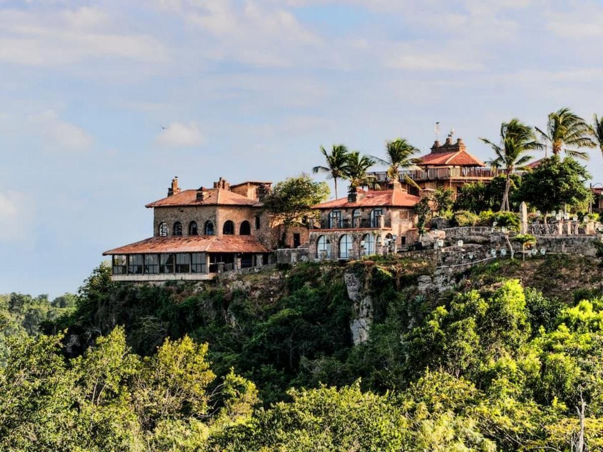 Lunch time: Dine at a cliff restaurant overlooking the Chavón River