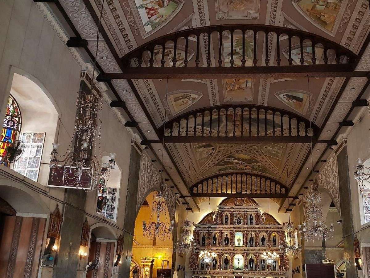 Architectural features: solemnity carved by time