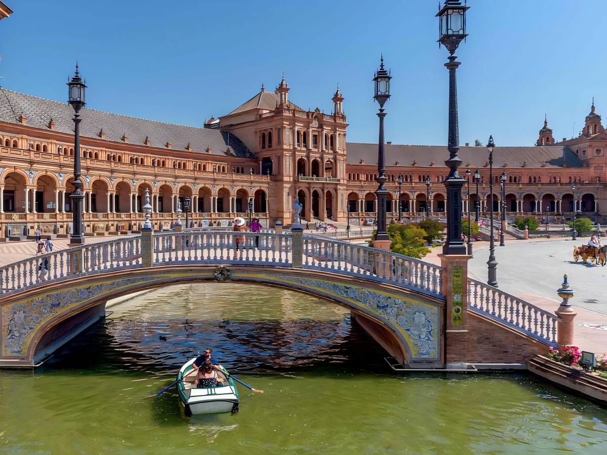 Relationship between Seville and Spanish Square