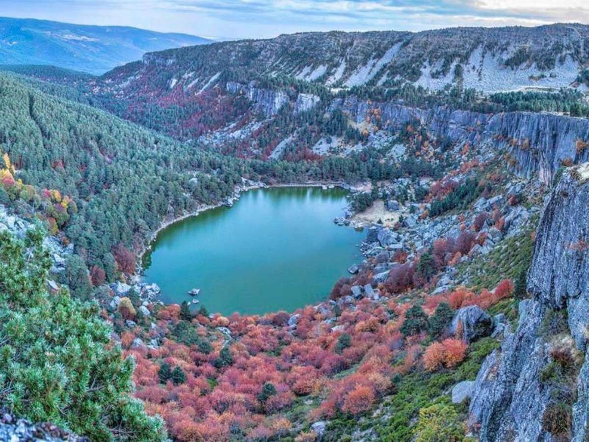 How should travelers play Laguna Negra?