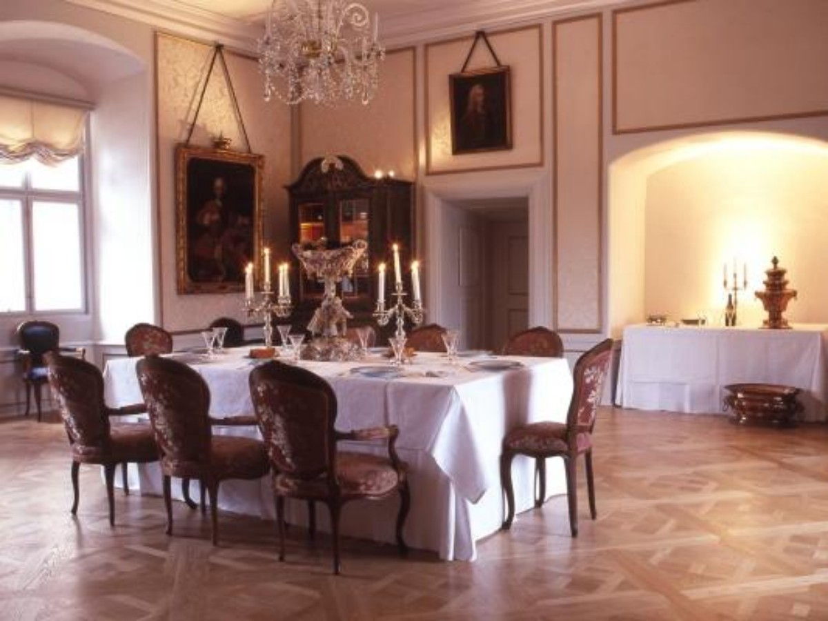 A mansion that travels through time: Entering the daily life of the noble manor