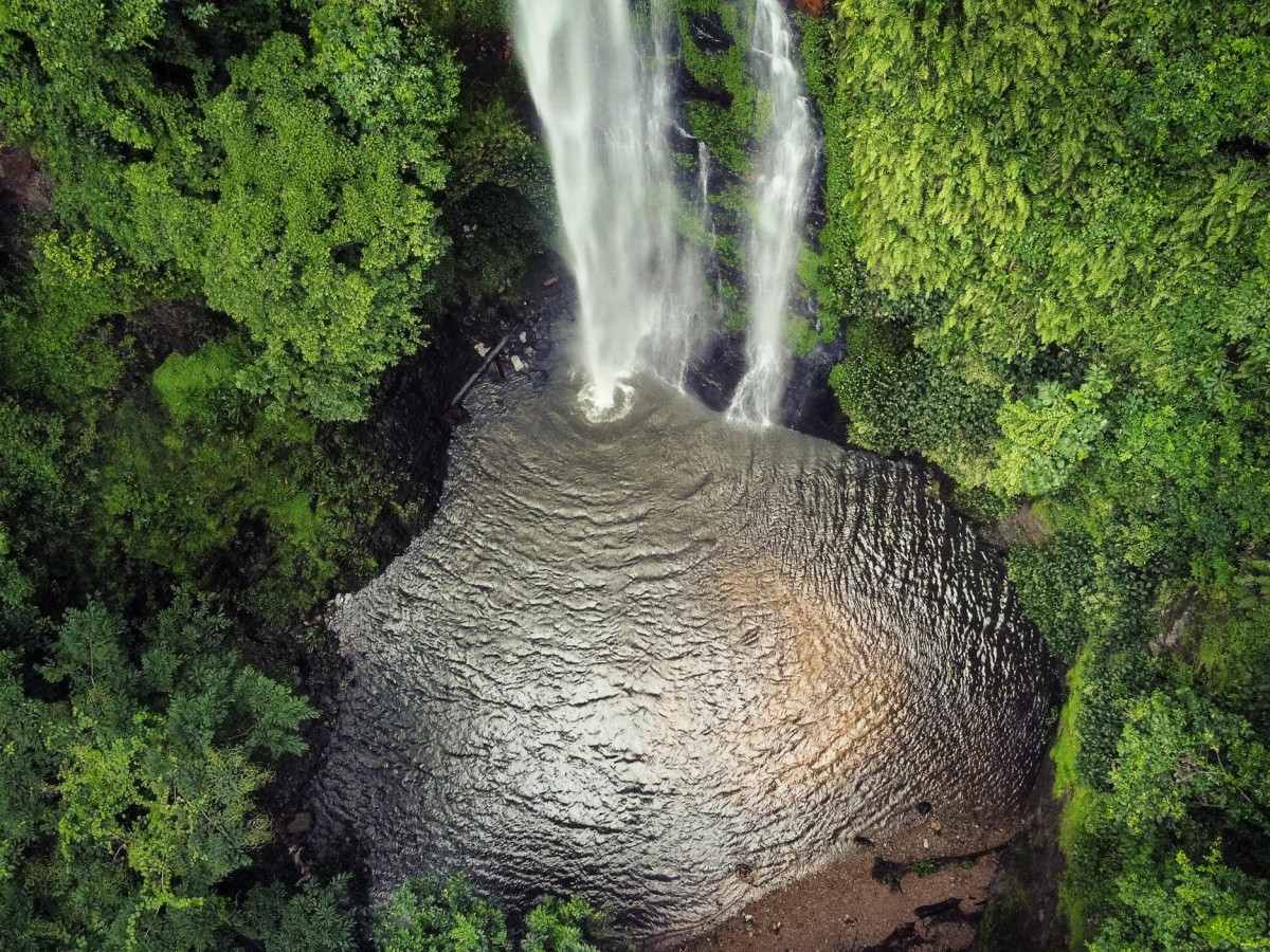 2. Features of the waterfall pool: natural, primitive but not underestimated