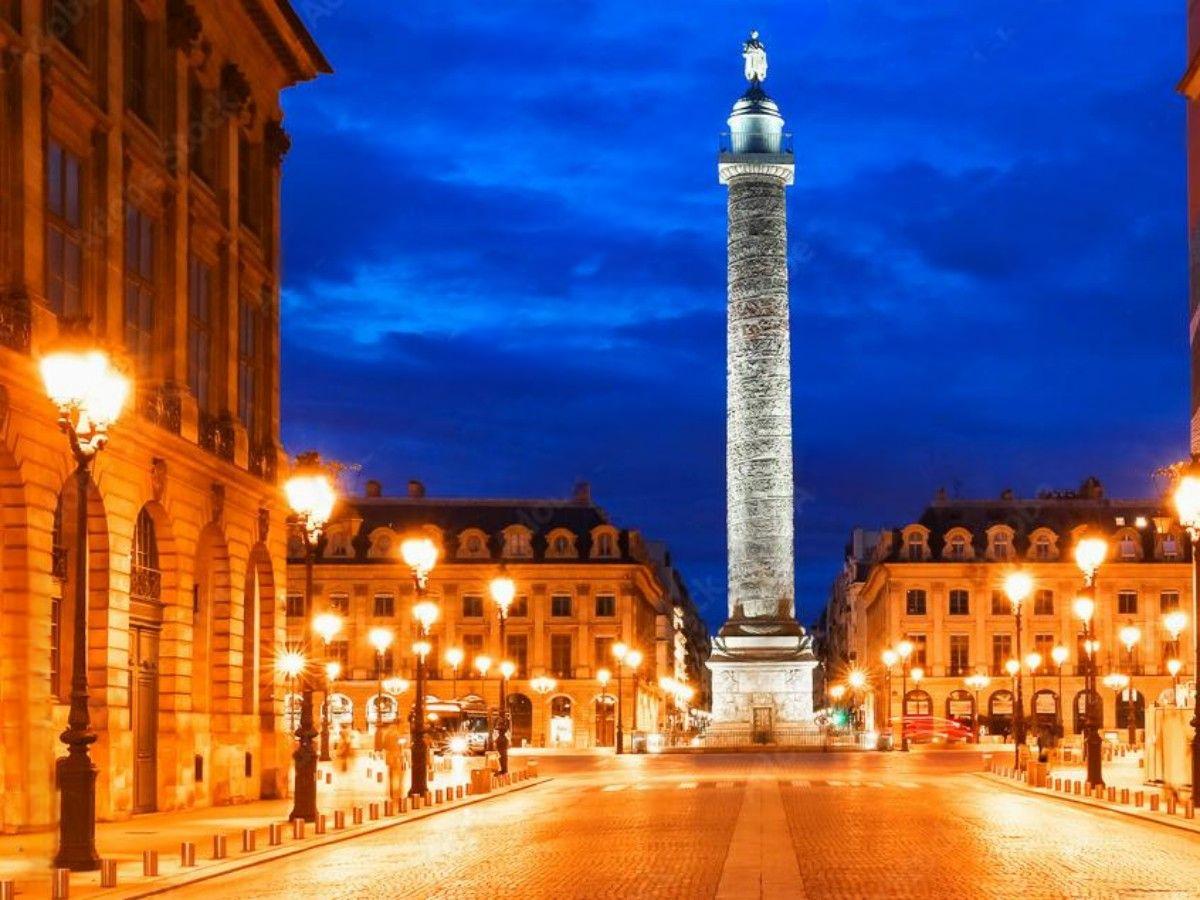 Architectural wonders: appreciate the unique style of the square