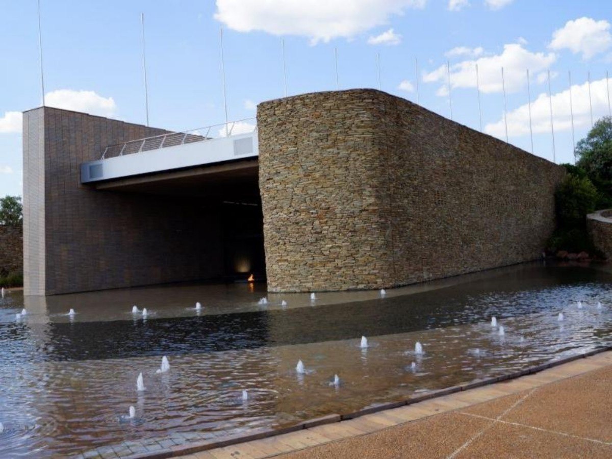 S’khumbuto Memorial Space: A wall with 100,000 names