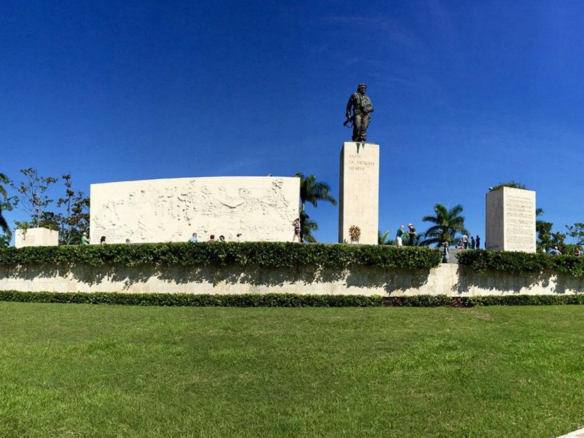 Extended Experiences Around the Mausoleum
