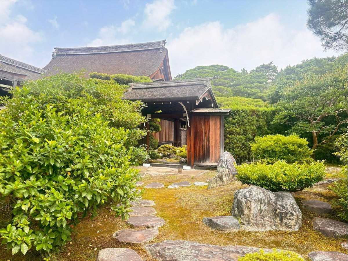 Starting from Marutamachi Station: The closest and most convenient entrance