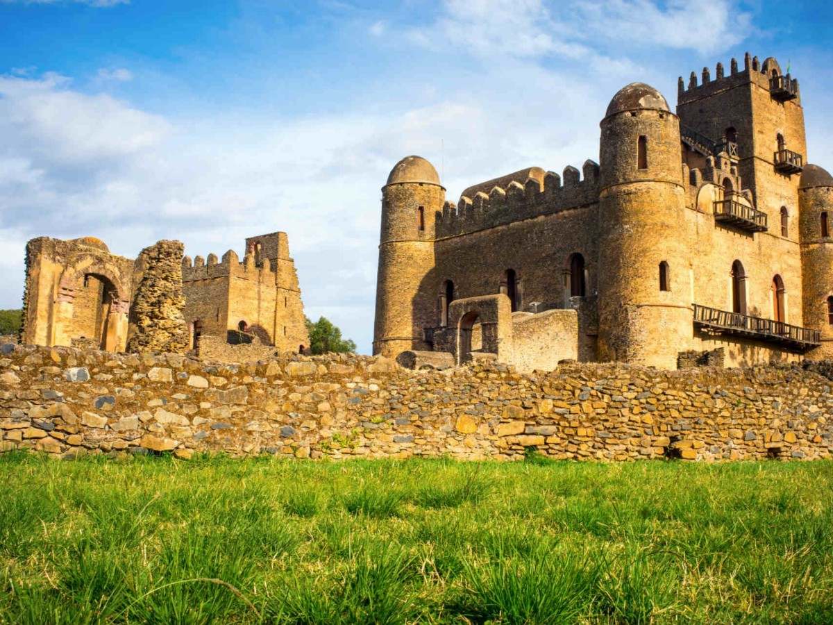 The chessboard of the colonized and the conquerors: the A and B sides of the castle
