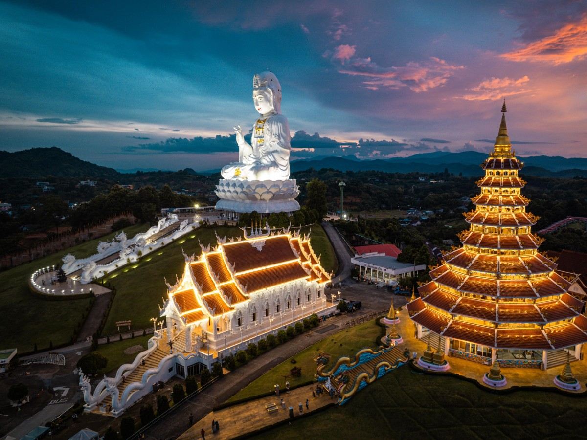 1. Dawn: Capture the Golden Light of the "Dragon and Guanyin"