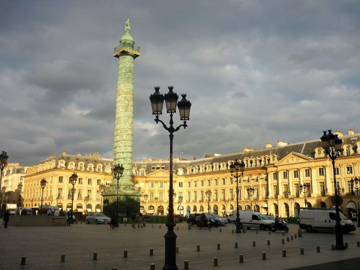 Surrounding food: Taste the essence of French dining