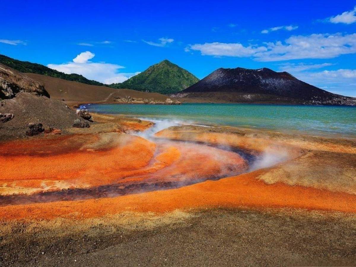 Shocking landscape, shocking experience-walking into the heart of the volcano