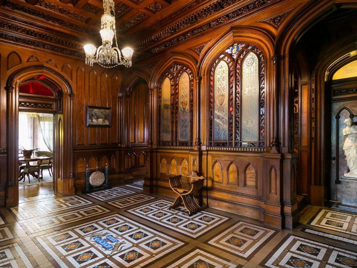 Interior decoration: a display of luxury and refinement
