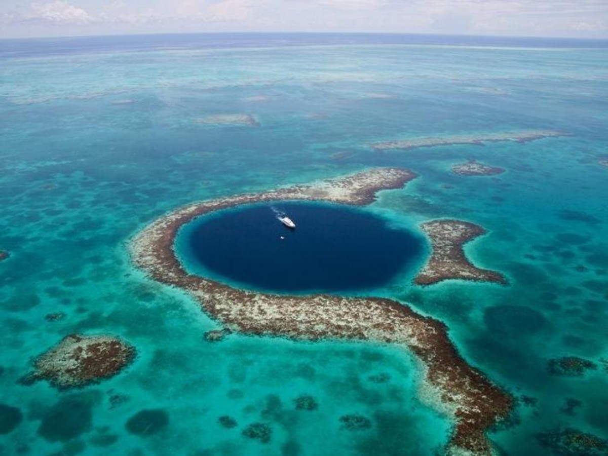 Undersea wonder 3: Mysterious blue hole