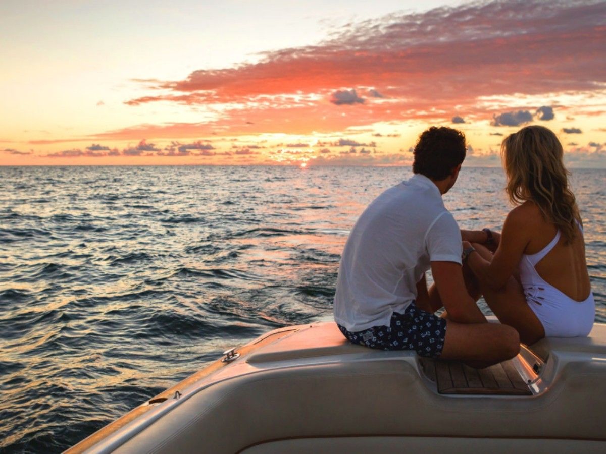 Sunset Cruise: Indulge in the lake and mountains under the golden afterglow