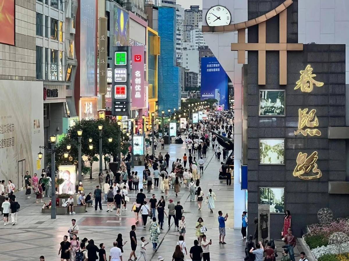 Lunch: Savor Chengdu's authentic cuisine