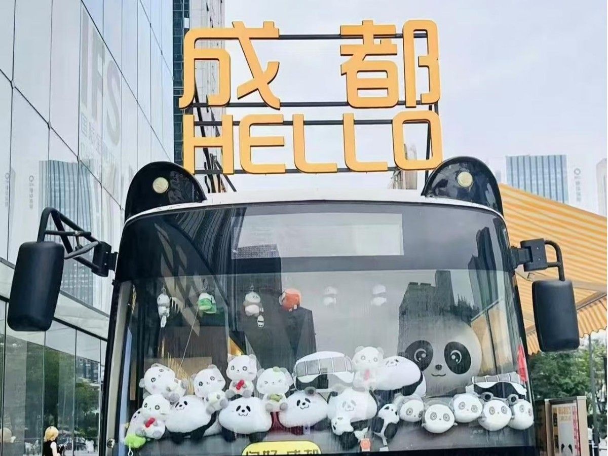 2. Panda Bus, follow the panda around Chengdu