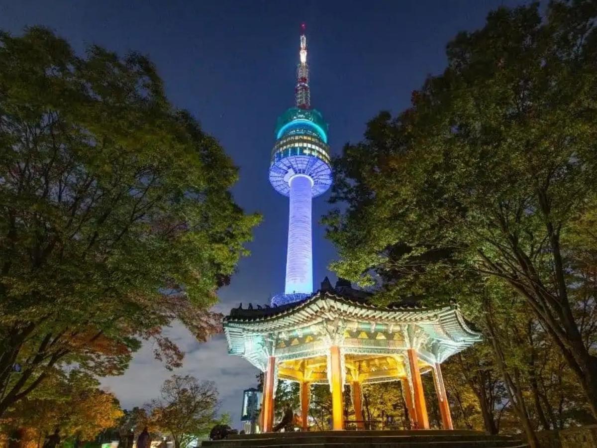 Dining and shopping experience in Namsan Tower
