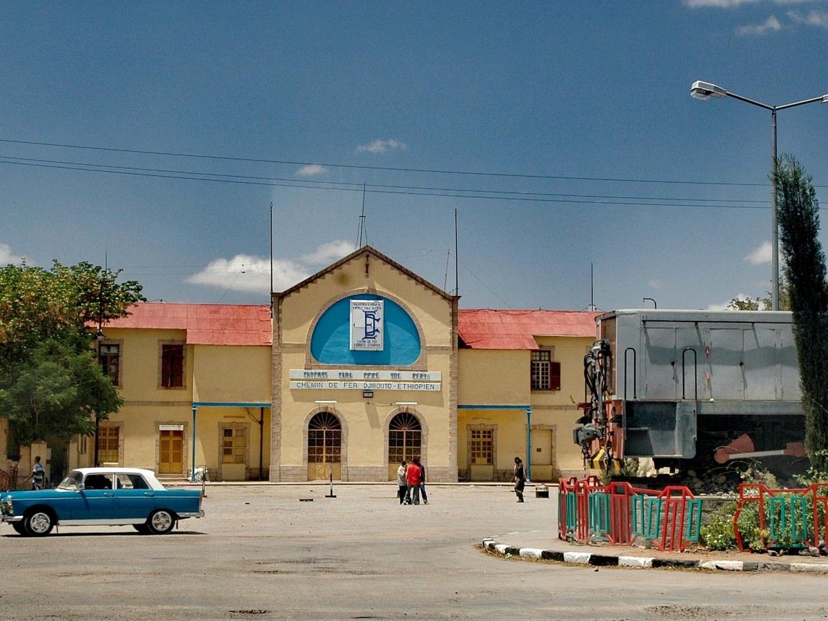 Political strangulation: from independence celebration to abandoned site