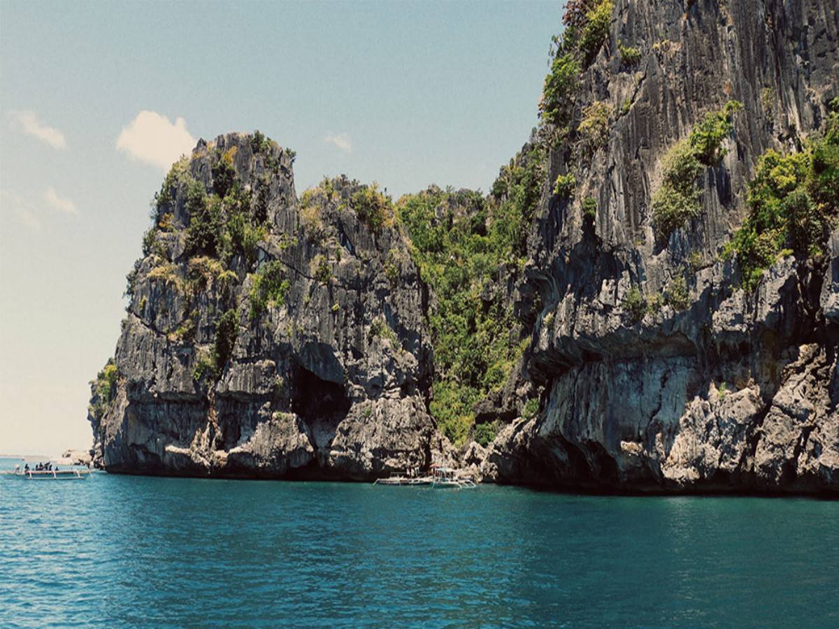 Paradise at high tide: Dive into the embrace of the pure sea