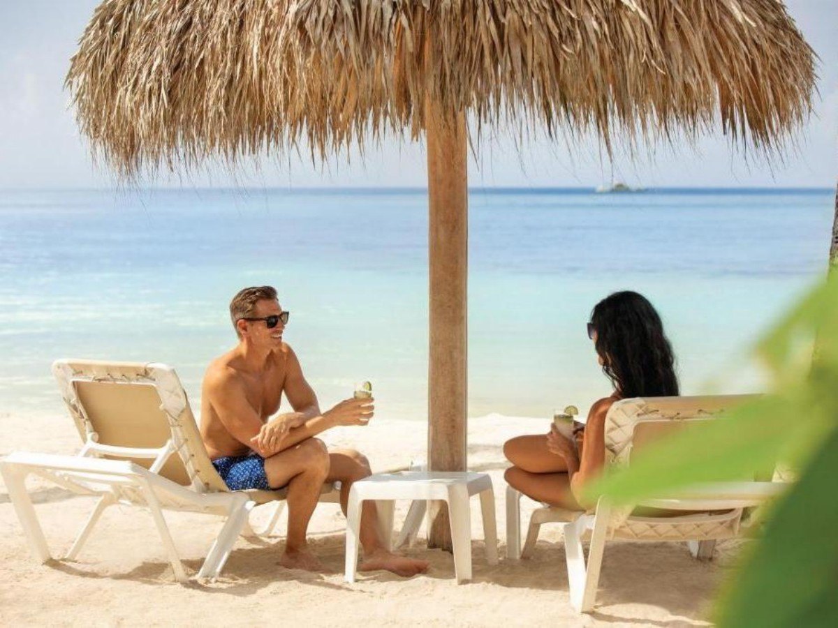 Sunbathing: Enjoy the beauty of "doing nothing" on the white sand beach