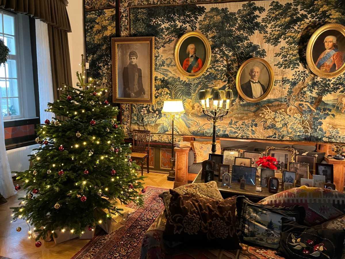 Immersive time travel: encounter living history in the manor museum