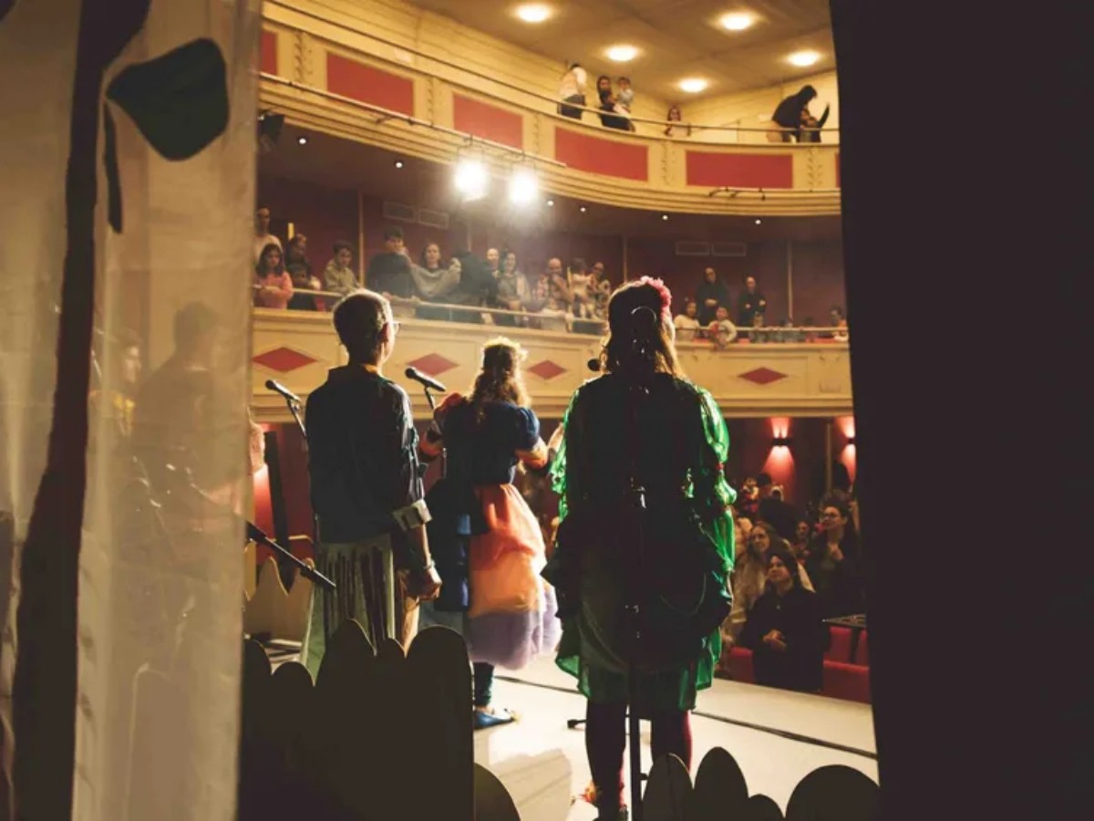 1. Behind-the-scenes channel tour: Enter the world of actors
