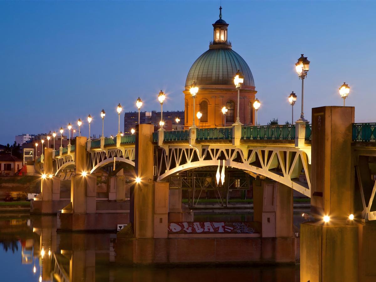 Nearby delicacies and check-in spots: Add more surprises to your date