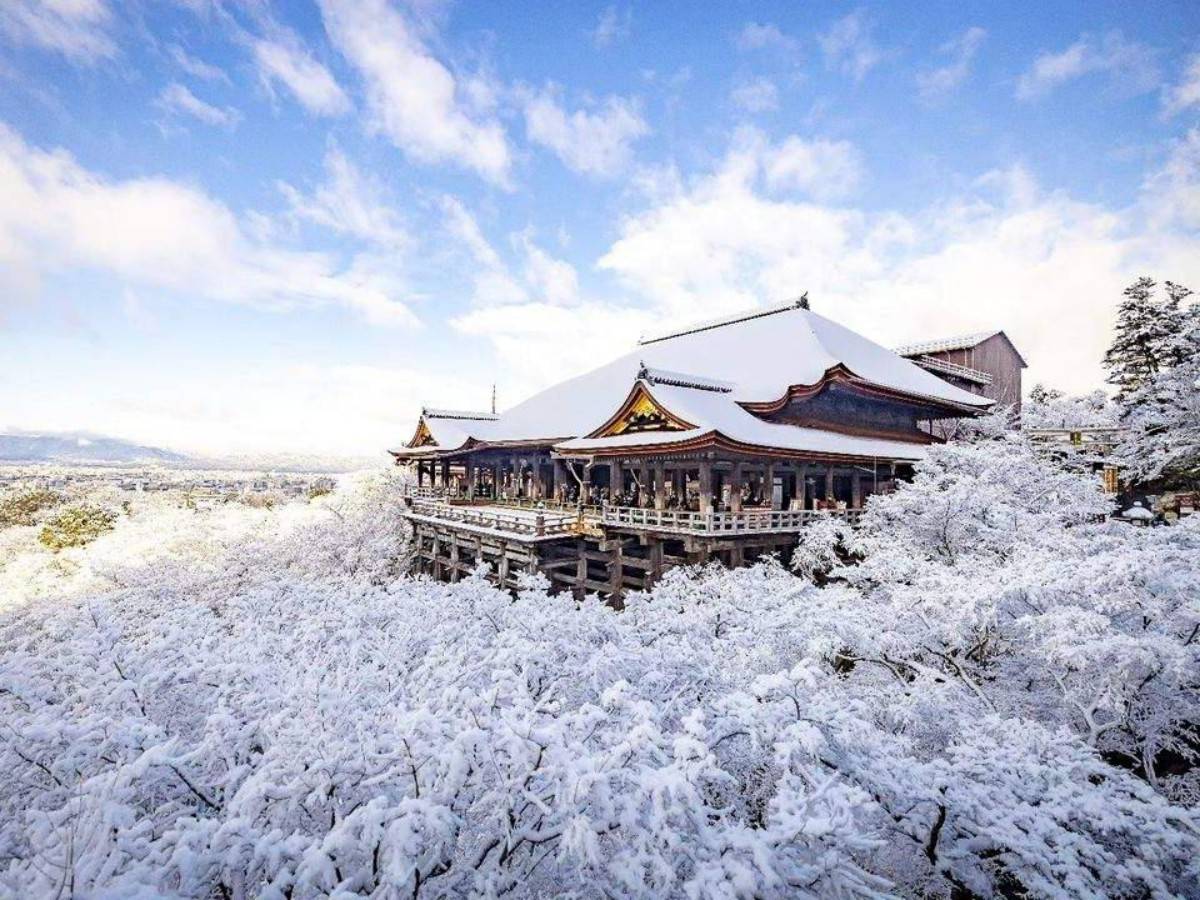 Stroll along the slope and feel the style of Kyoto