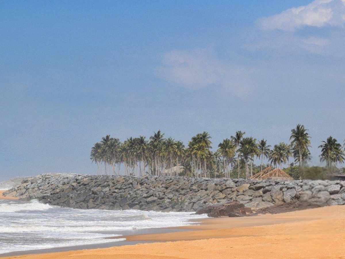 Beach soccer: Play with friends in the warm sea breeze