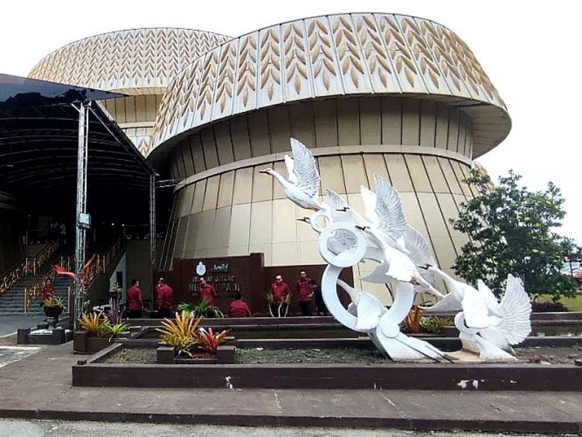 Unique architectural appearance, highlighting the rice field culture