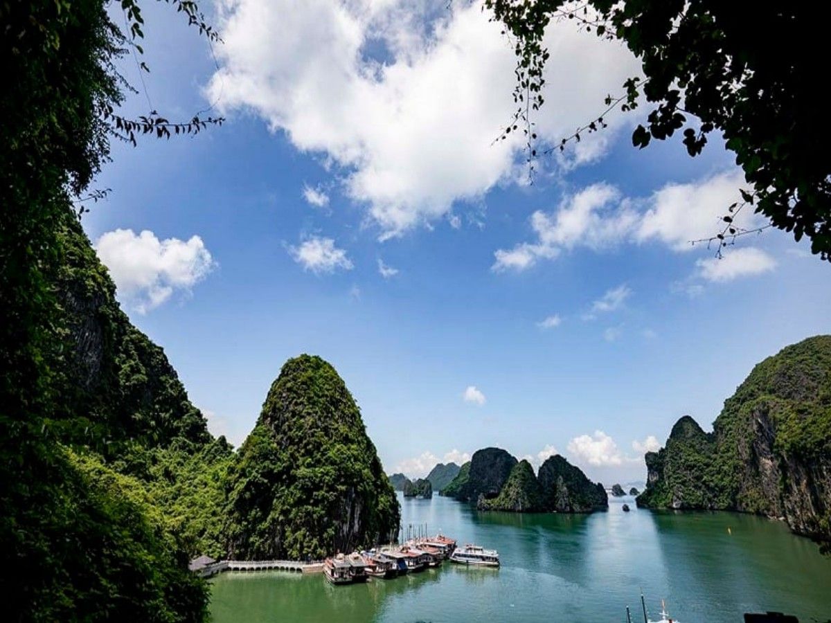 Why is the charm of Sung Sot Cave so amazing?