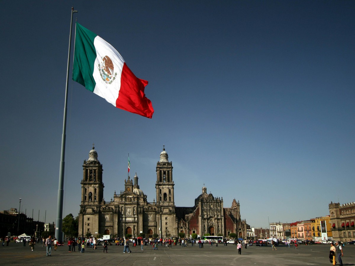 The flag flutters: a symbol of the Mexican spirit