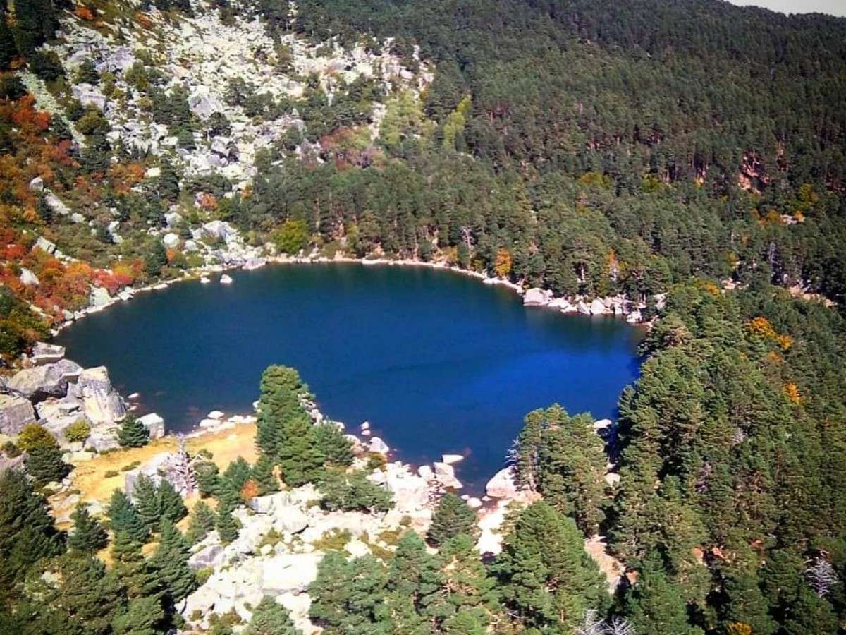 Why is the lake water "black"? ——The answer is more romantic than you think