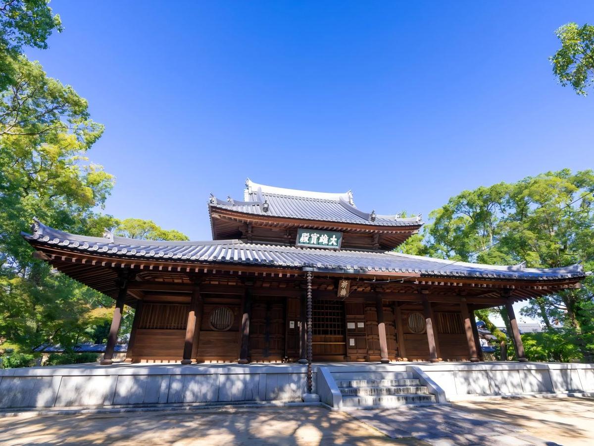 Ancient temples and shrines: solemn monuments of history