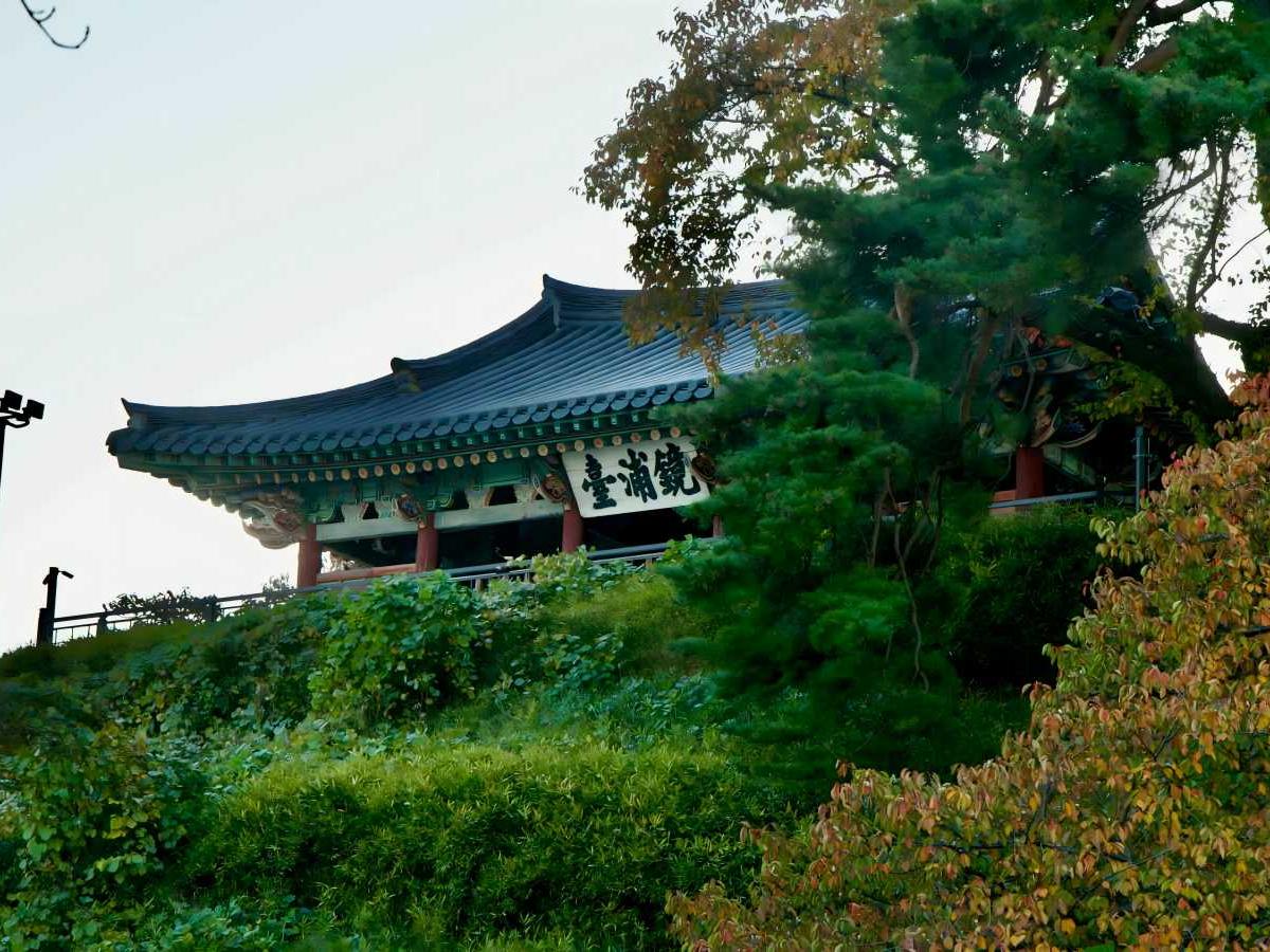 Gyeongpodae Pavilion's Harmonious Integration with the Surrounding Environment