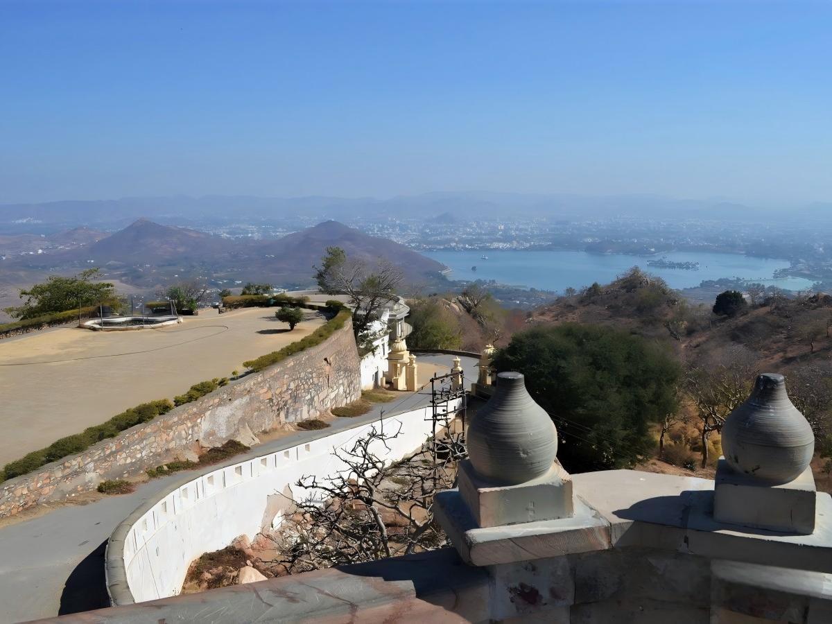 Surrounding Experience: Enriching the Diverse Elements of Travel
