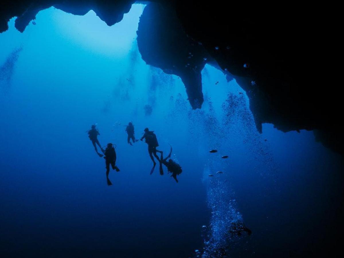 Diving: Exploring in the mysterious blue hole