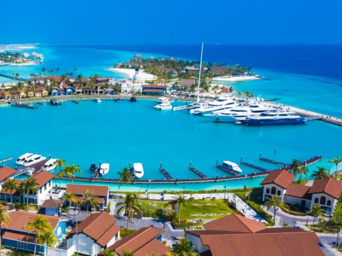 Luxury yacht experience: a pleasant time riding the wind and waves