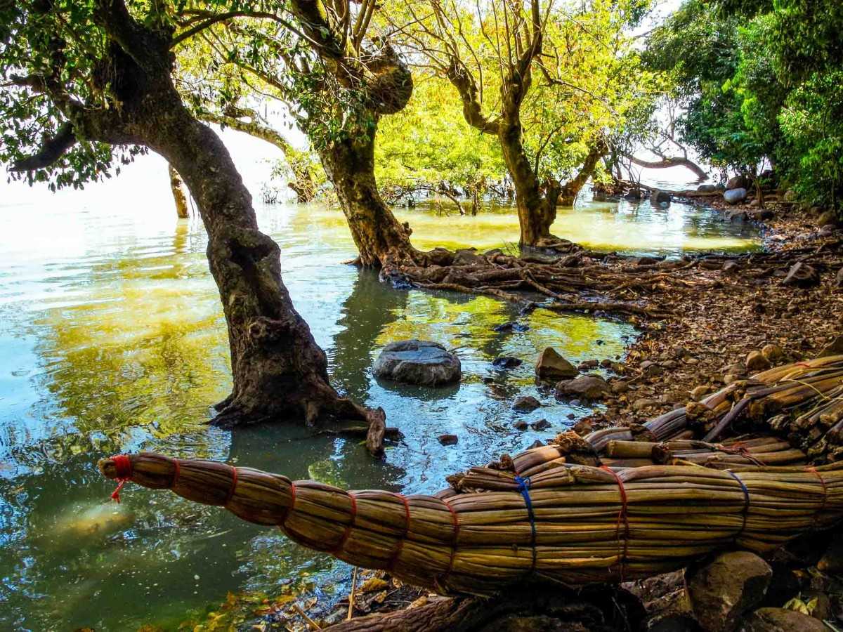 A journey on the lake: the first step to reach the sacred place