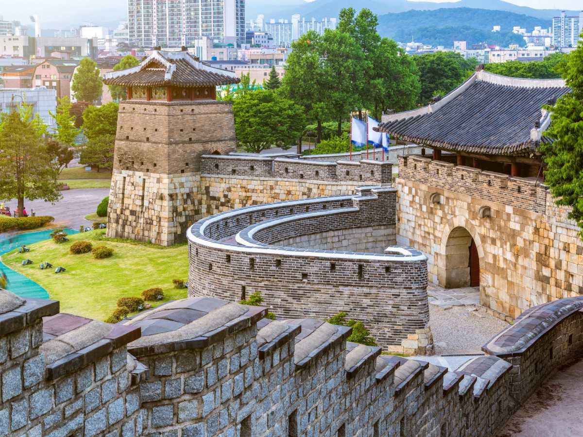 A king's dream for a fortified city