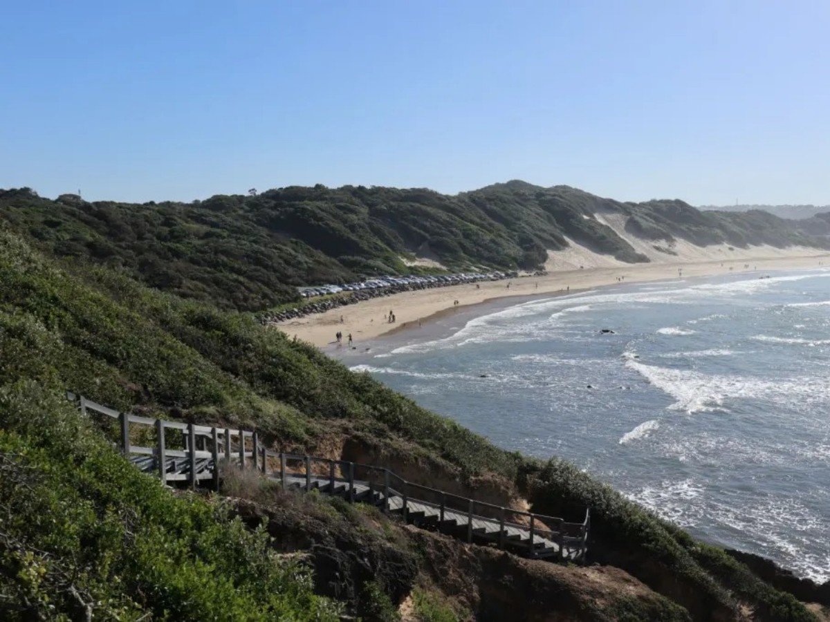 4. Surrounding facilities: What to eat after surfing? Where to take a shower?